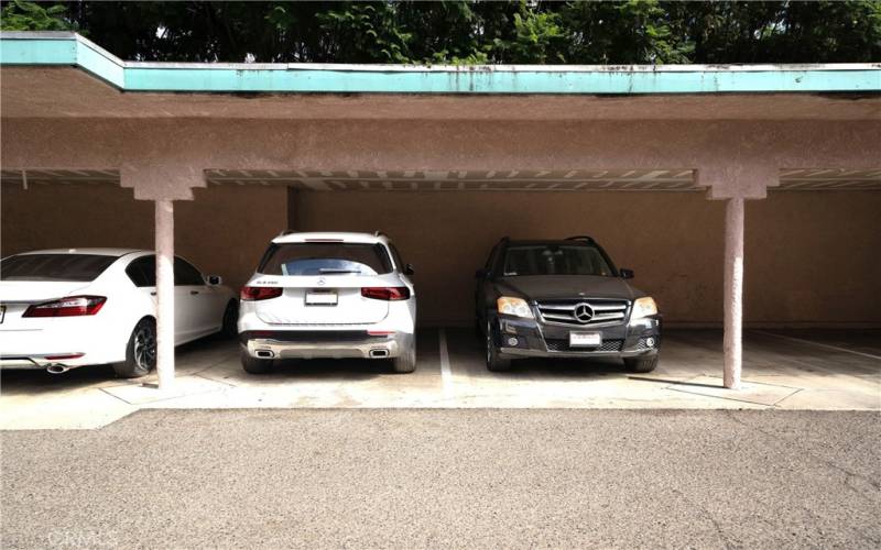 2 spaces carport Close to the House