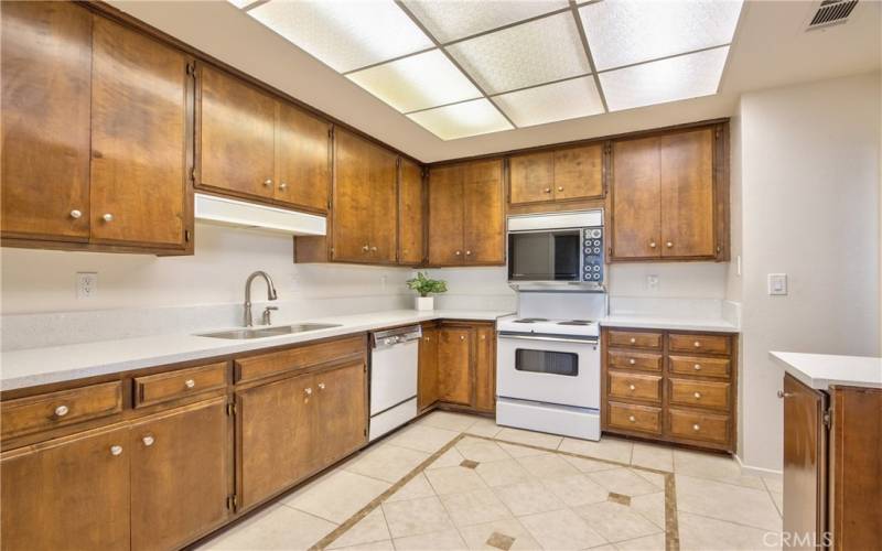 Quartz counters & custom tiled flooring!