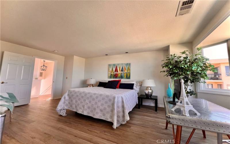  Spacious Main Suite w/Harbor View