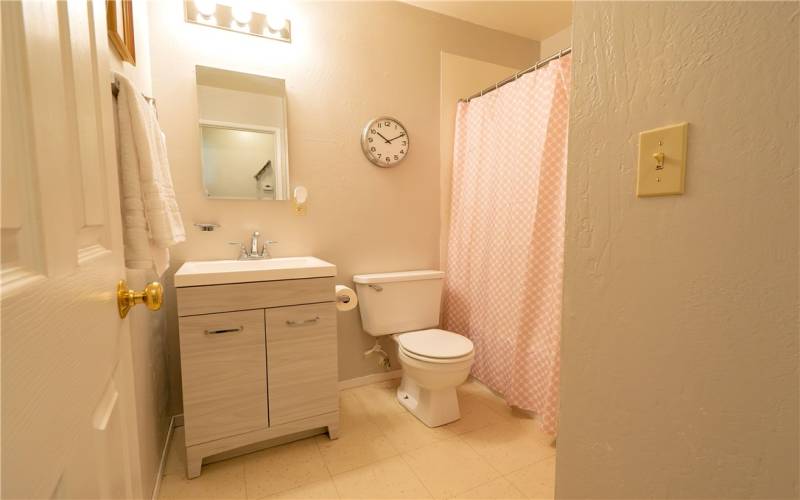 Bathroom w/tub/shower