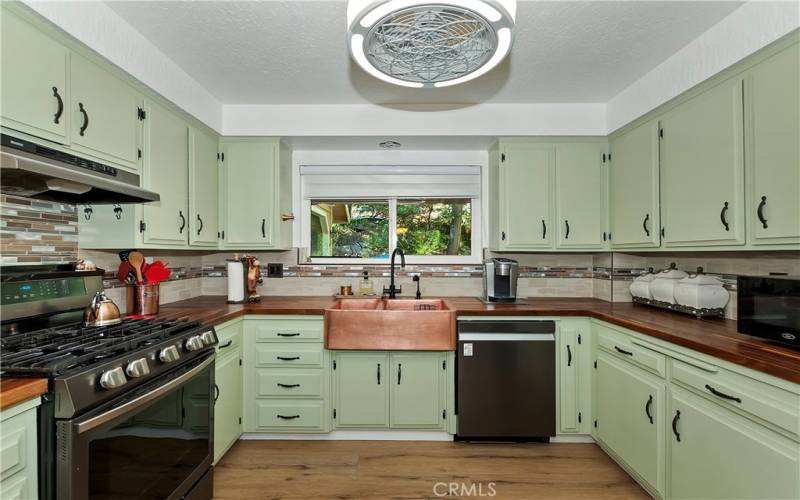 Just look at that gorgeous copper Farmhouse sink!