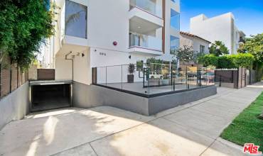 5814 La Mirada Avenue 403, Los Angeles, California 90038, 3 Bedrooms Bedrooms, ,3 BathroomsBathrooms,Residential Lease,Rent,5814 La Mirada Avenue 403,24450669