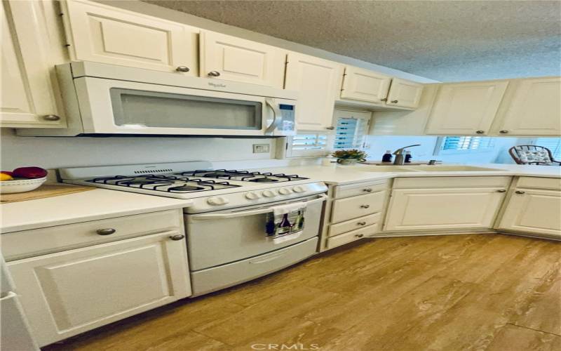 Nice kitchen and fridge is included!