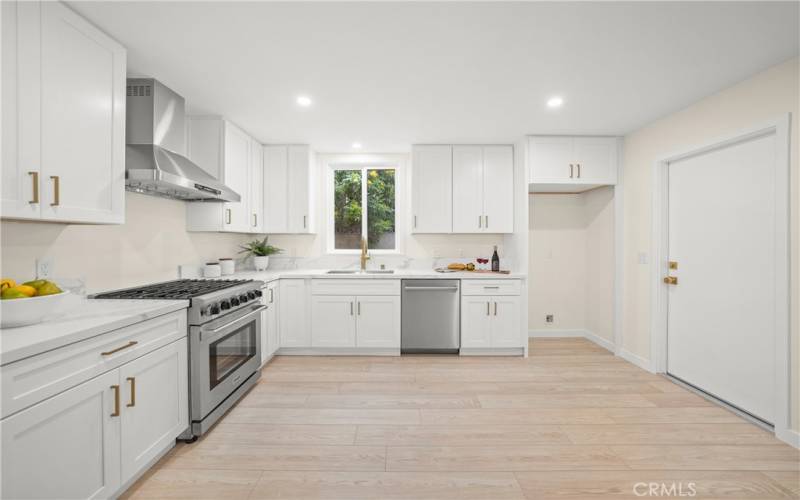 Gourmet kitchen with stunning quartz countertop