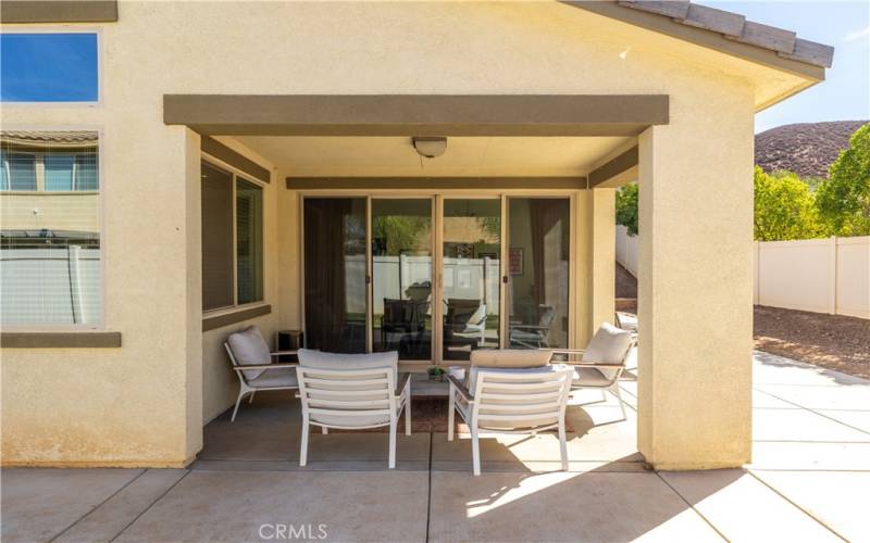 California room with lighting fixture