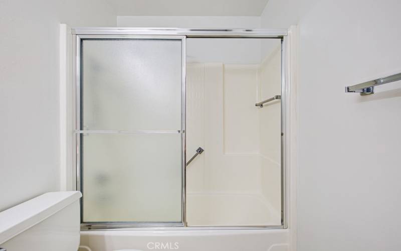 Shower/tub combo in the guest bedroom.