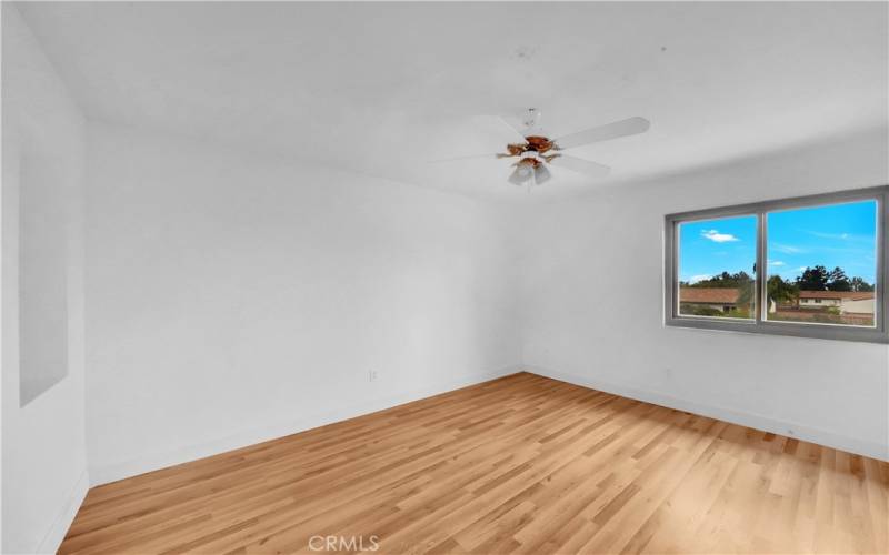 Secondary bedroom, peek ocean view.