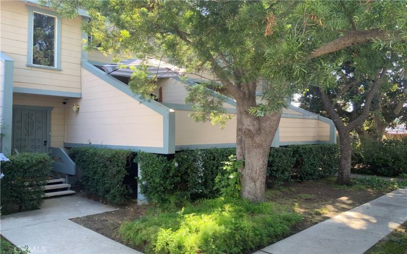 TRI-LEVEL TOWNHOUSE WITH DOUBLE ATTACHED GARAGE