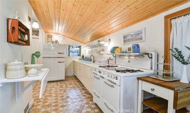 ONE ADORABLE KITCHEN!  VINTAGE!