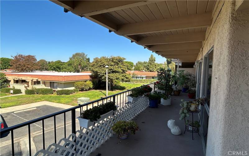 Great wrap aroung balcony, plenty of room for outdoor sitting and gardening.