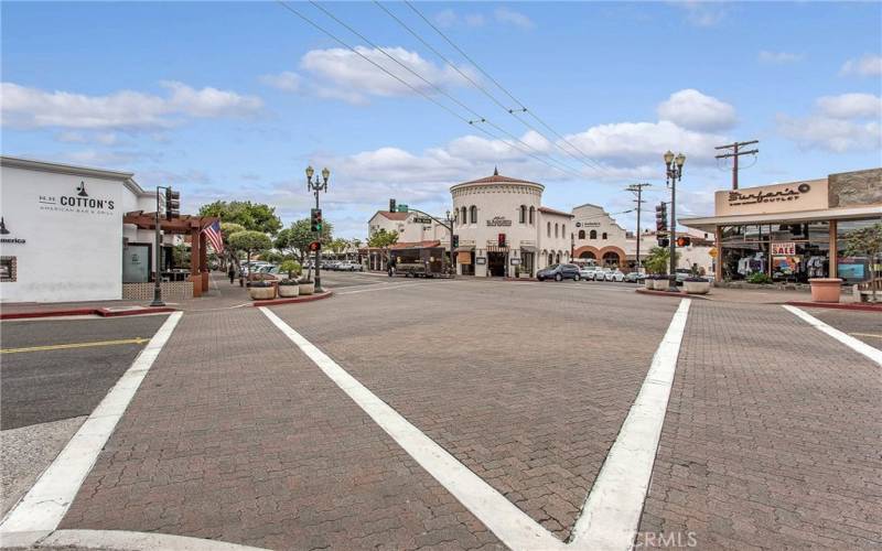 Downtown San Clemente is an easy walk from 318 Cazador Lane. Lots of shopping and dinning available. On Sundays you can visit the Farmer's Market right here on Del Mar Street.