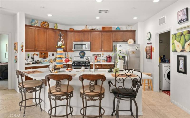 Entertainers' kitchen with breakfast bar