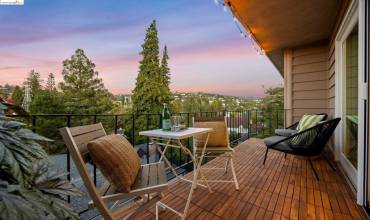 1124 Hollywood Ave 2, Oakland, California 94602, 2 Bedrooms Bedrooms, ,2 BathroomsBathrooms,Residential,Buy,1124 Hollywood Ave 2,41076751