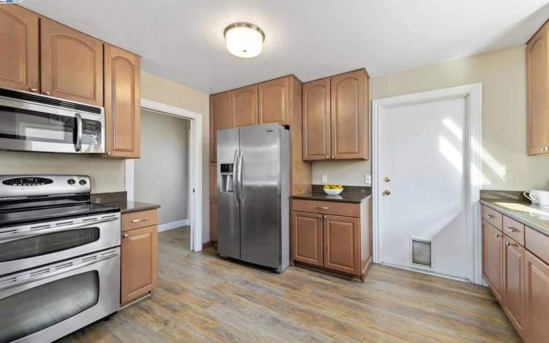 UPGRADED STAINLESS APPLIANCES