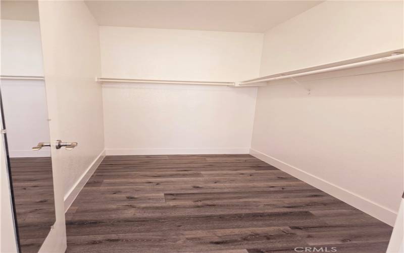 WALKING CLOSET/MASTER BEDROOM