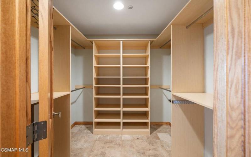 EL Walk-In Closet