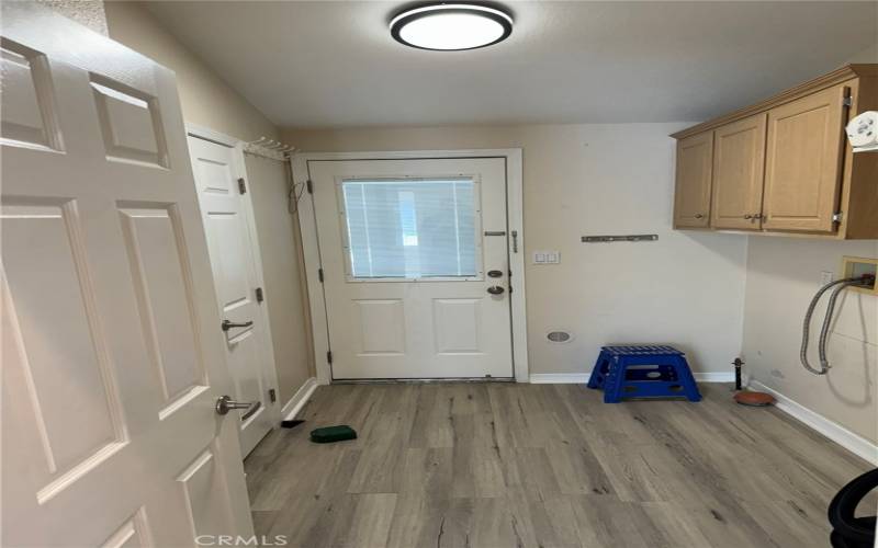 Side entry and laundry room with washer and dryer hookups