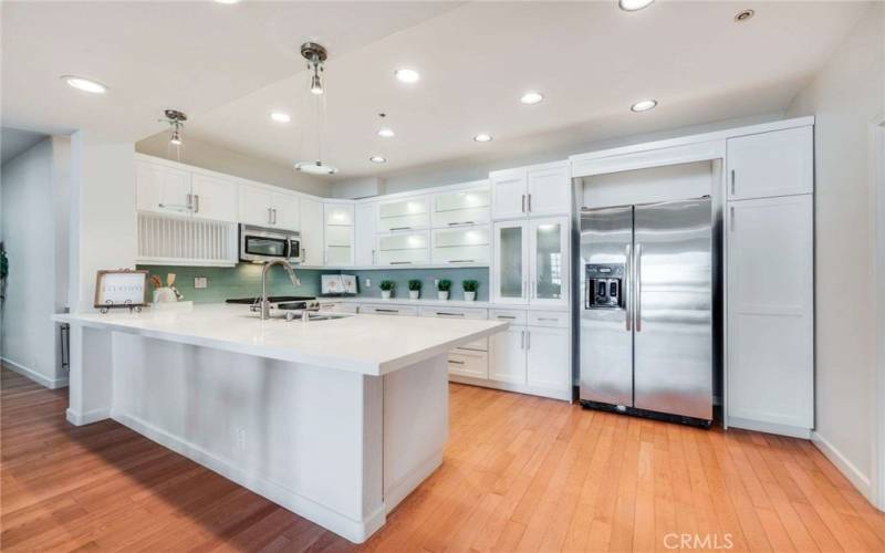 Kitchen w/ quartz counters