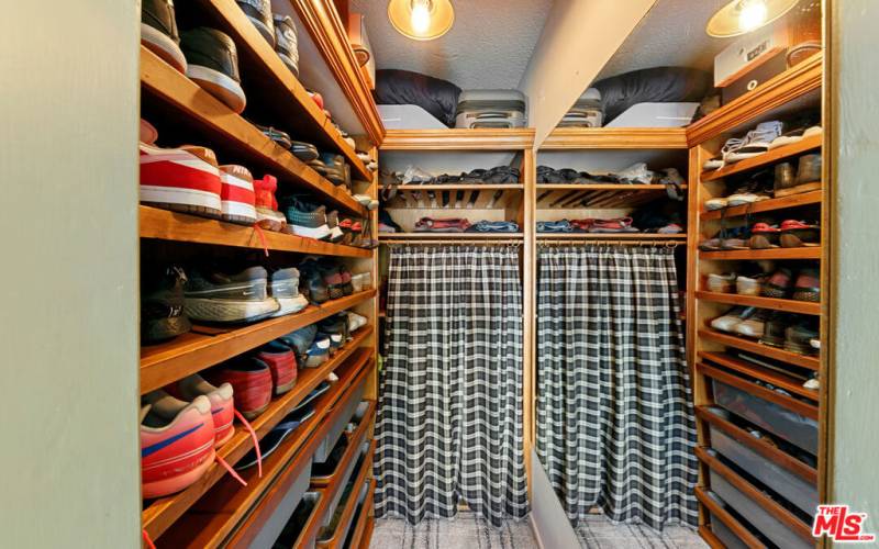 Bedroom Walk In Closet