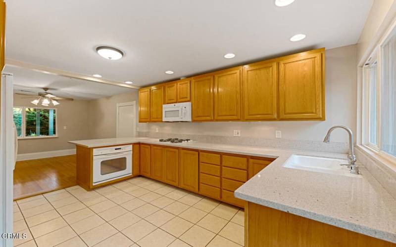 Kitchen 2:breakfast nook