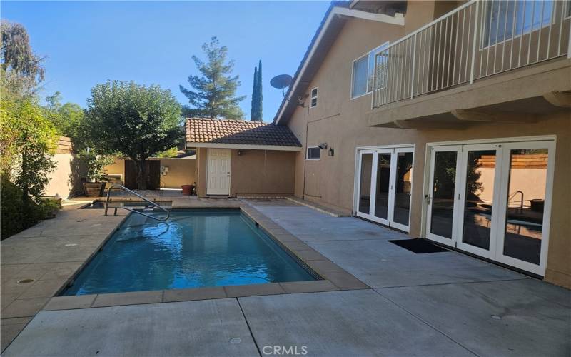 Swimming Pool & Jacuzzi.