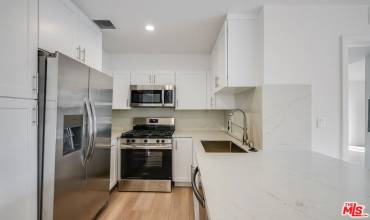 11675 Darlington Avenue 202, Los Angeles, California 90049, 2 Bedrooms Bedrooms, ,2 BathroomsBathrooms,Residential Lease,Rent,11675 Darlington Avenue 202,24457231