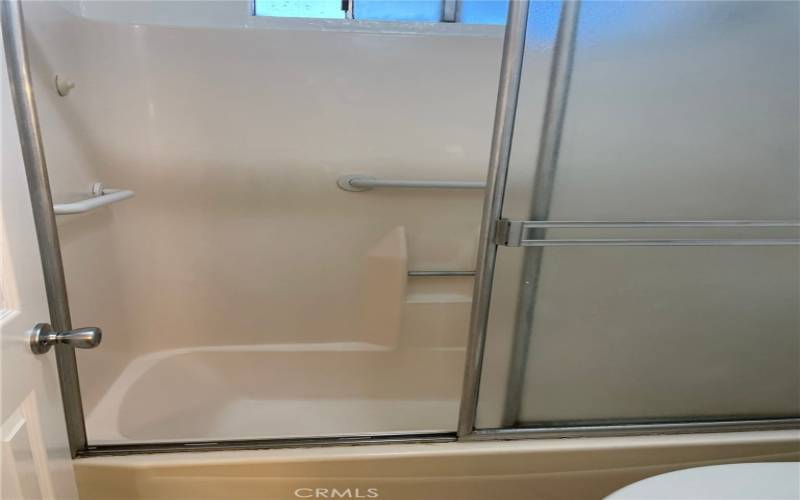 walk-in tub/shower w/ sliding glassdoor