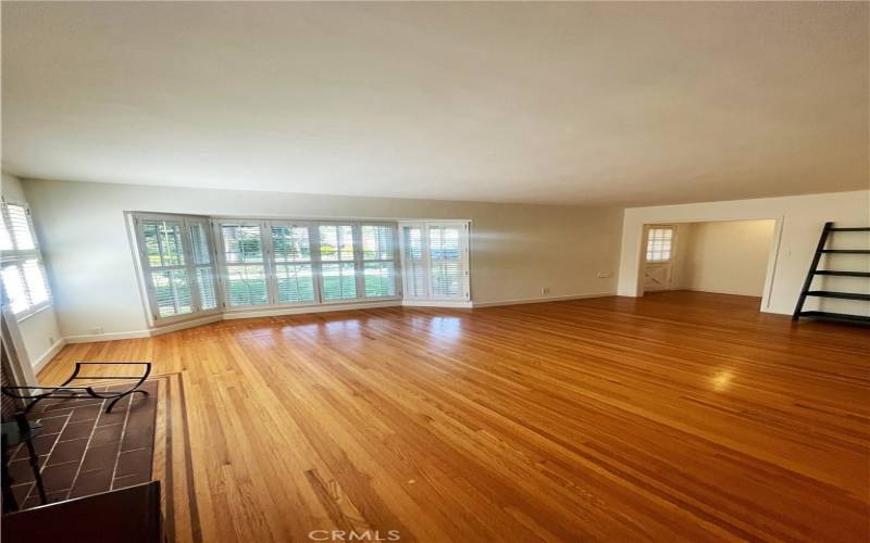 Large Living room with Bay windows