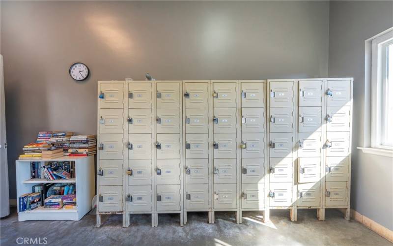 Laundry lockers