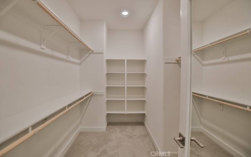 Main en-suite walk-in closet