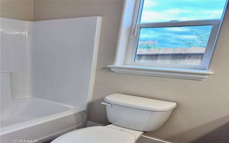 Main Bathroom with tub/shower