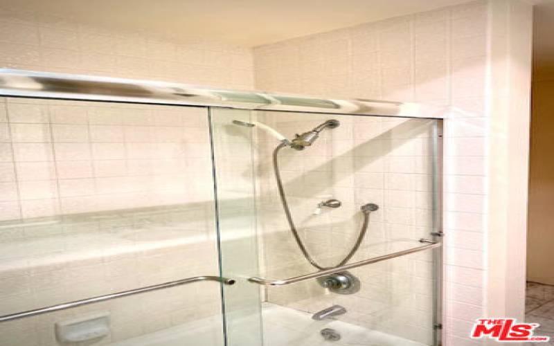 Guest Ensuite_Shower Bathtub Combo