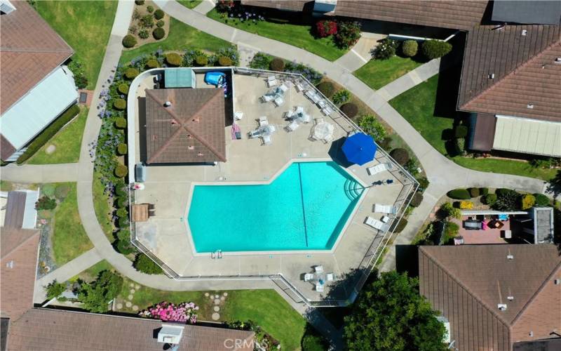 2 POOLS WITHIN WALKING DISTANCE