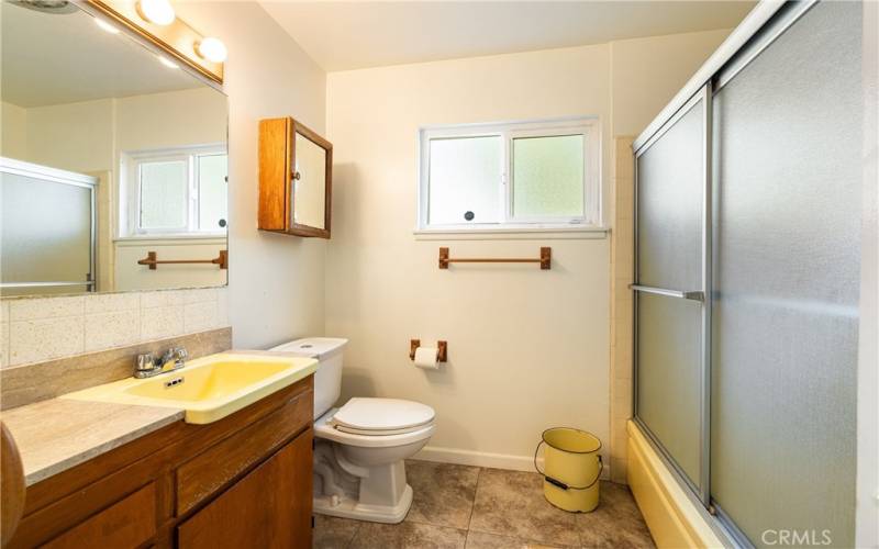 Shared Bathroom with Shower in Tub