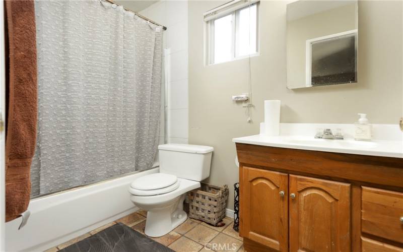 BACK HOUSE - Full bathroom