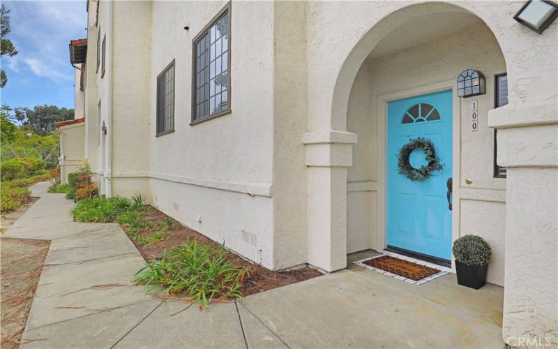 Adorable End-Unit Townhome