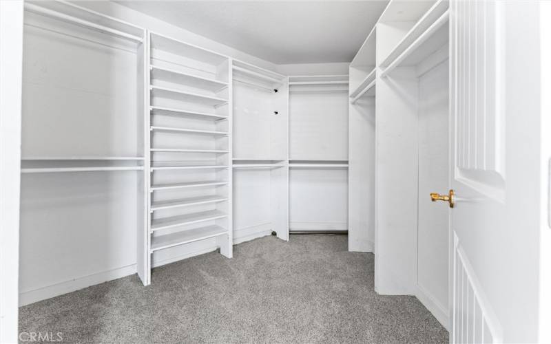 WALK IN CLOSET