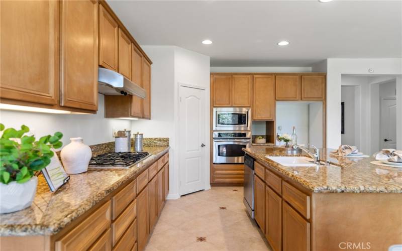 kitchen with walk-in pantry too