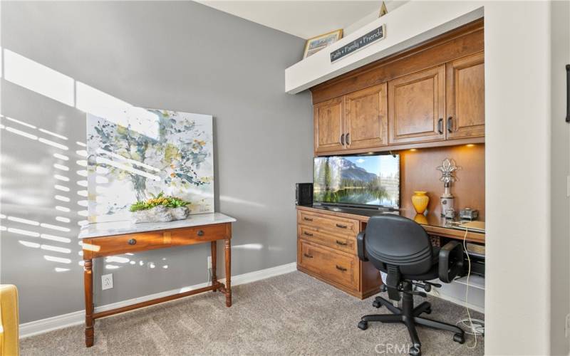 Guest Room/Office w/built-in wood desk