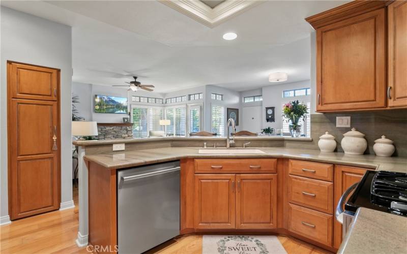 Kitchen w/Granite Countertops