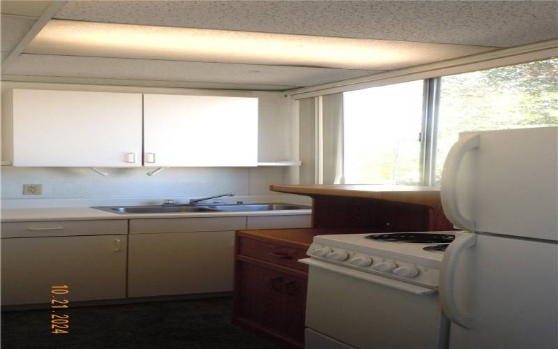 Better view of the stove and counter in Casita/apt