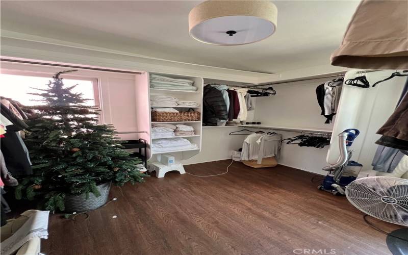 Half bedroom/ closet