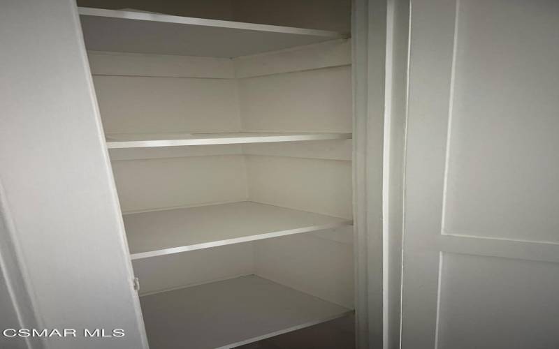 4049 Colonial - Linen Closet