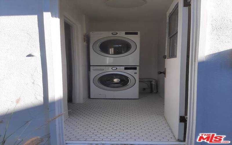 FRONT HOUSE - LAUNDRY ROOM