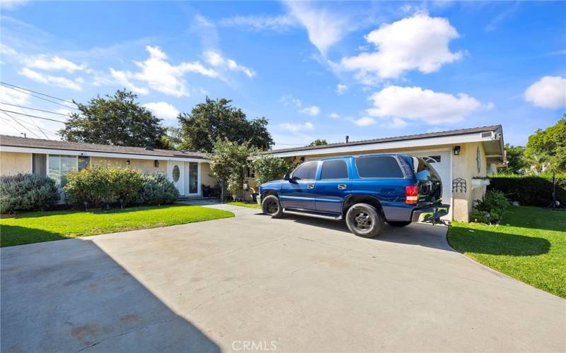 DRIVEWAY OFFERS AMPLE PARKING