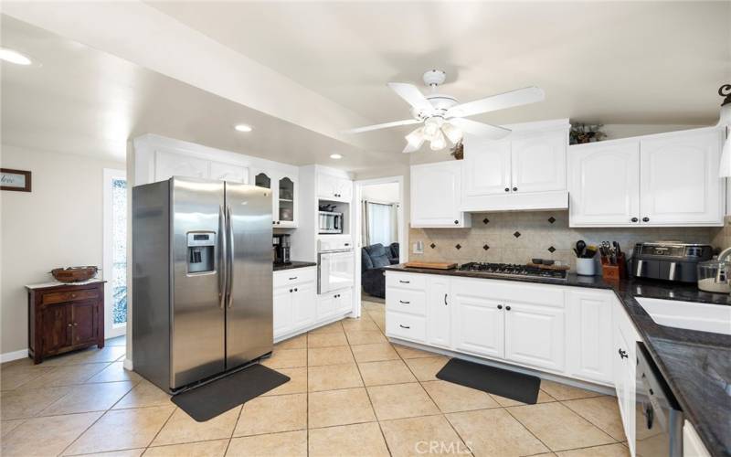 KITCHEN WITH STAINLESS STEEL FRIG & DISHWASHER