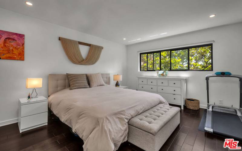 Wonderful primary bed w treetop views