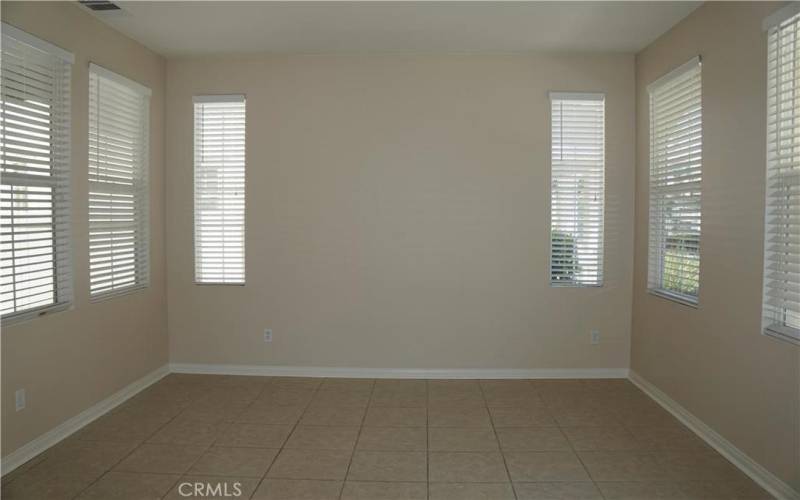 BRIGHT LIVING ROOM W/TILE FLOORS