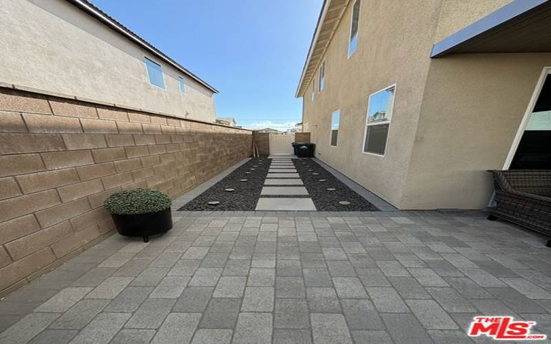 Side entrance into backyard