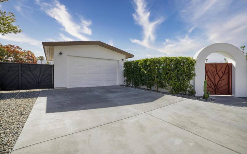 Garage and Private Gate